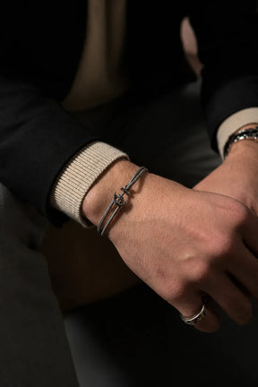 Homem usando pulseira Anchor cinza ajustável