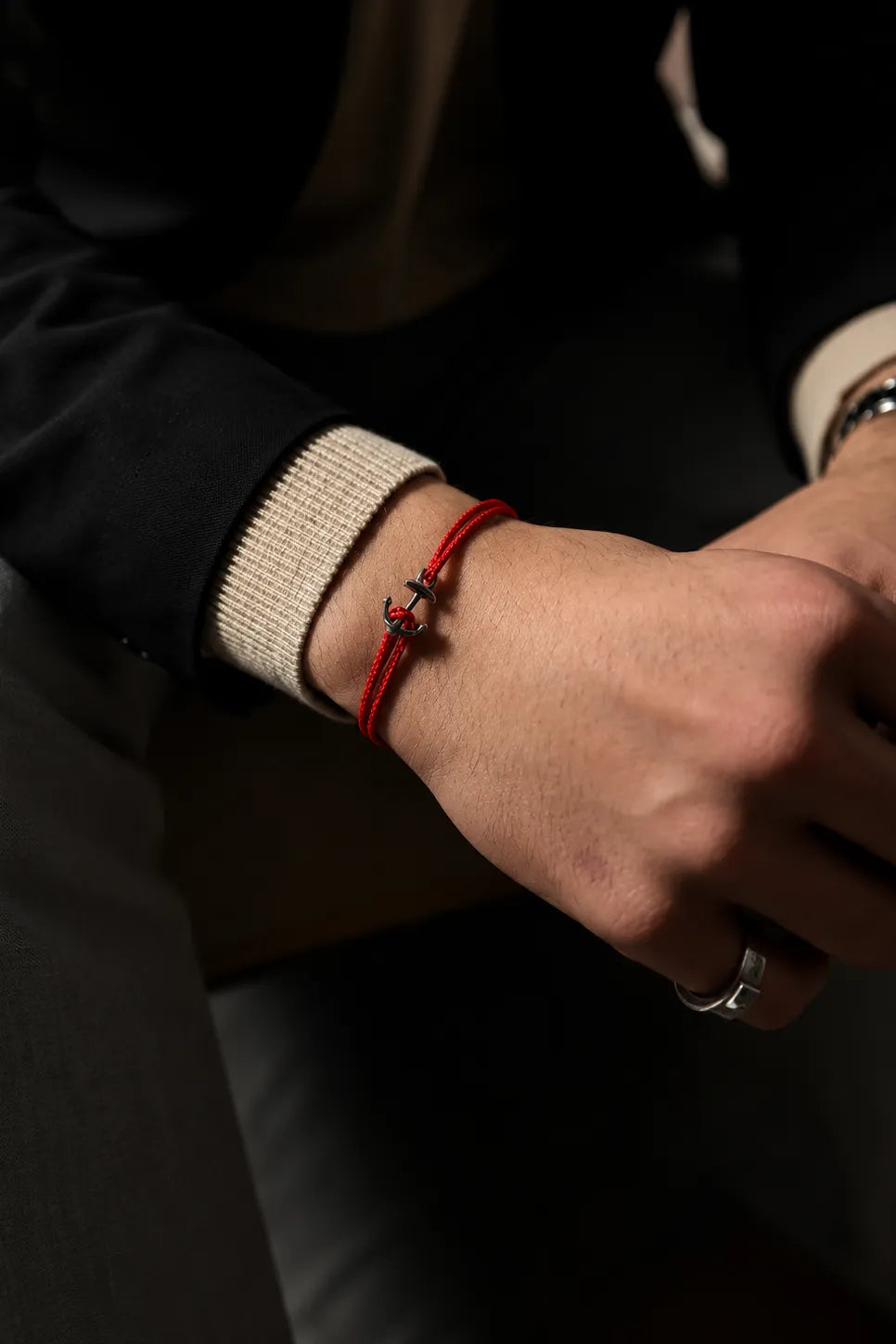 Homem usando pulseira Anchor vermelha ajustável