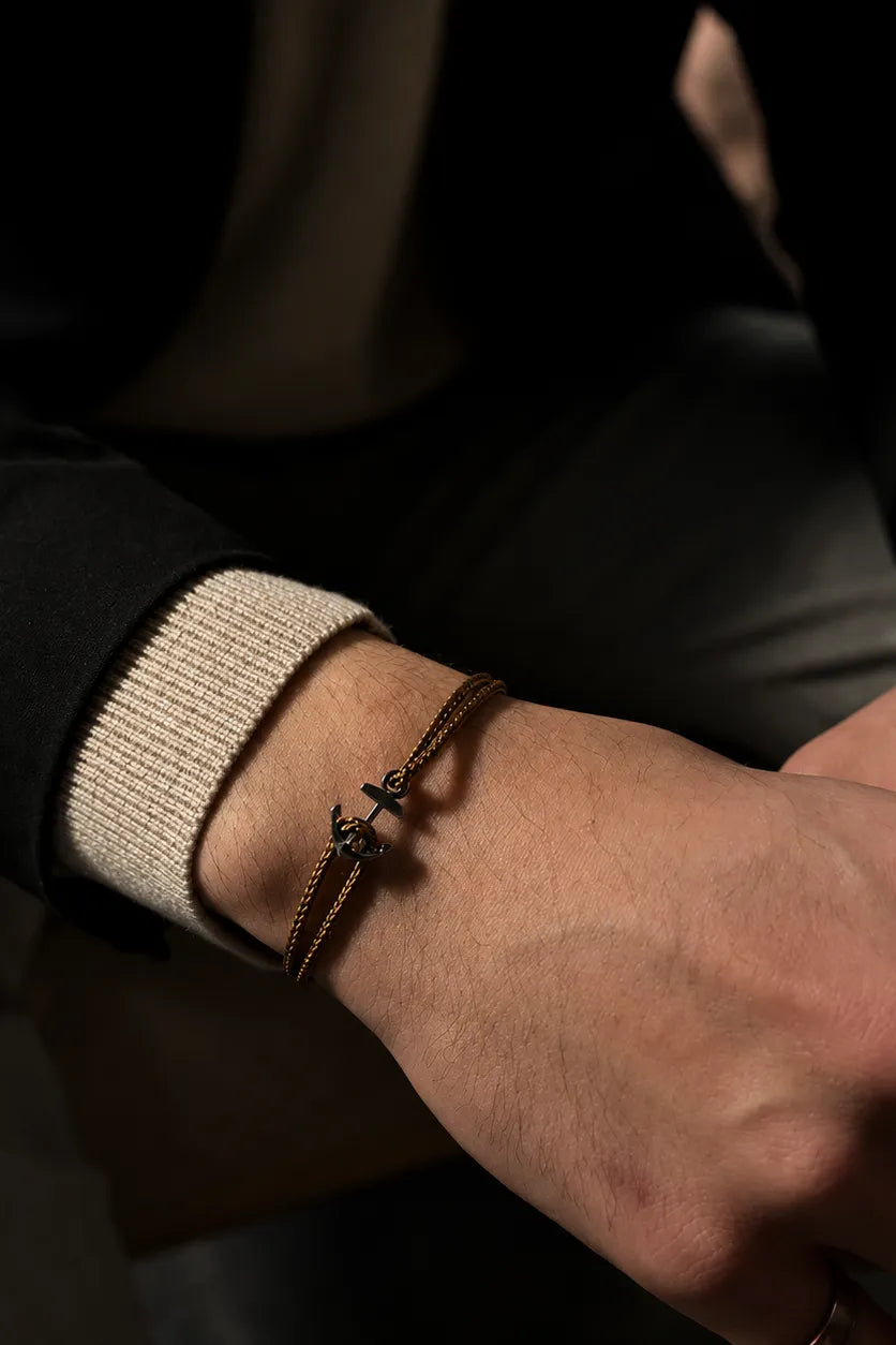 Homem usando pulseira Anchor amarela de fio Supima