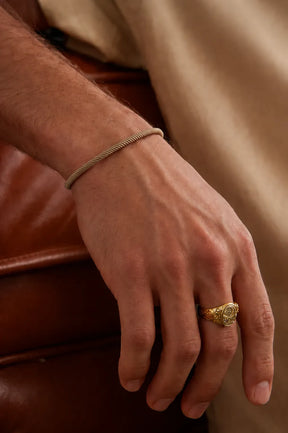 Pulseira Barcelona cáqui no pulso ao lado de anel dourado