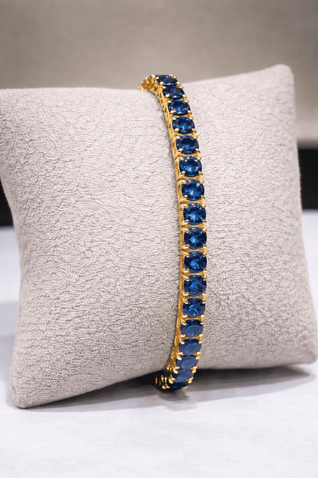 Detalhe da Pulseira Riviera Gold Sea sobre expositor de joias