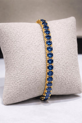 Detalhe da Pulseira Riviera Gold Sea sobre expositor de joias