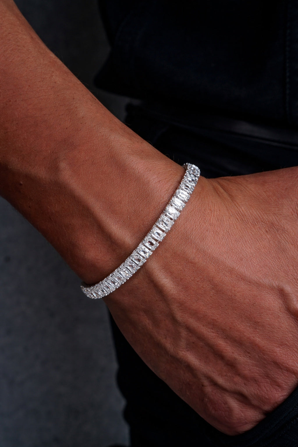 Detalhe da Pulseira Riviera Cristal Firenze no pulso