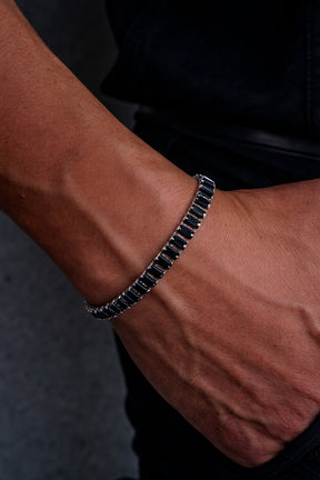 Detalhe da pulseira Riviera Noir Firenze com zircônias pretas no pulso