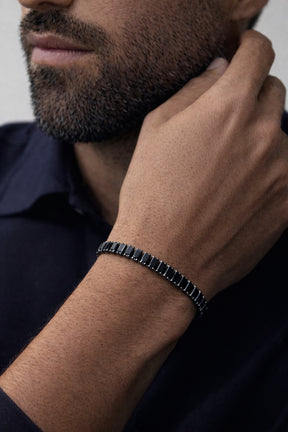 Homem usando pulseira riviera masculina preta Noir Firenze