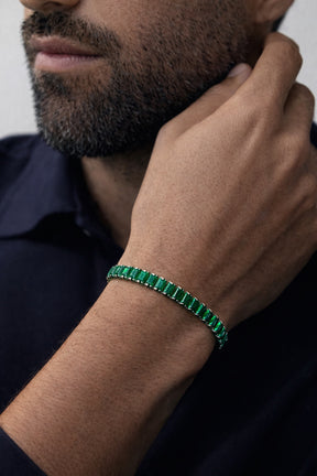 Homem usando a pulseira riviera masculina verde Esmeralda Firenze