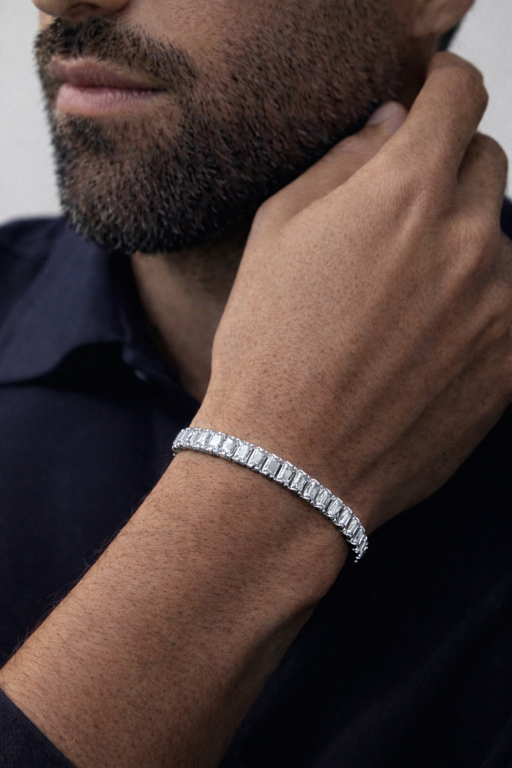 Homem usando Pulseira Riviera Cristal Firenze em close