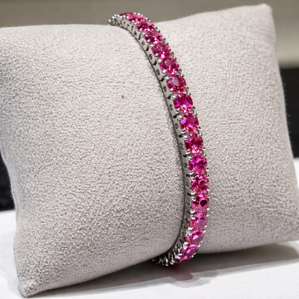 Detalhe das zircônias vermelhas redondas da pulseira Riviera Rubi