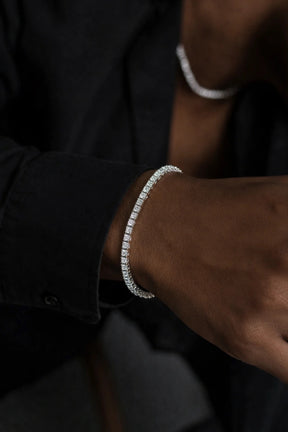 Close da Pulseira Riviera Ice com zircônias claras no pulso