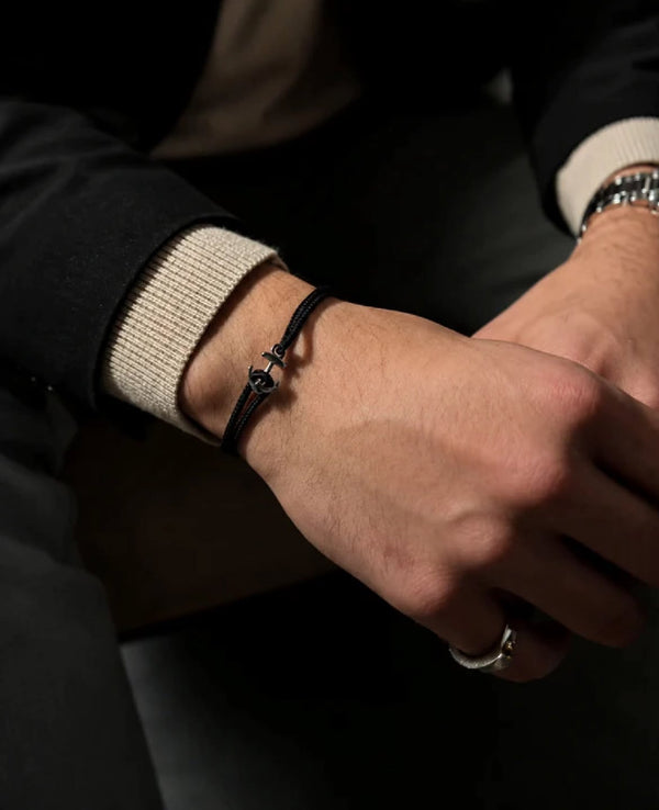 Minimalismo, personalidade e presença em uma única peça.Pulseira Fio Supima Náutica Anchor.