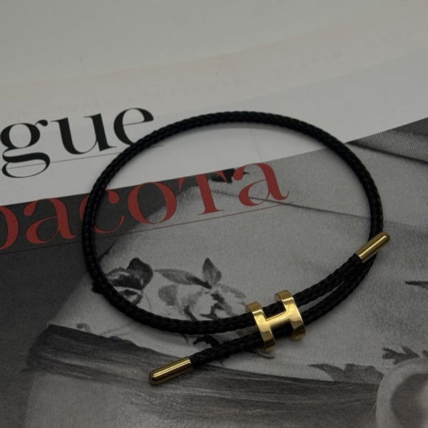 Minimalismo sofisticado com identidade marcante. Versátil e atemporal, é uma pulseira pensada para quem aprecia luxo silencioso e escolhas bem definidas. Uma peça que funciona sozinha ou em composição, elevando o visual com elegância contemporânea.