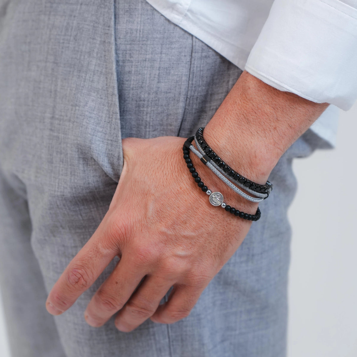 Pulseira Porto cinza no pulso com camisa branca
