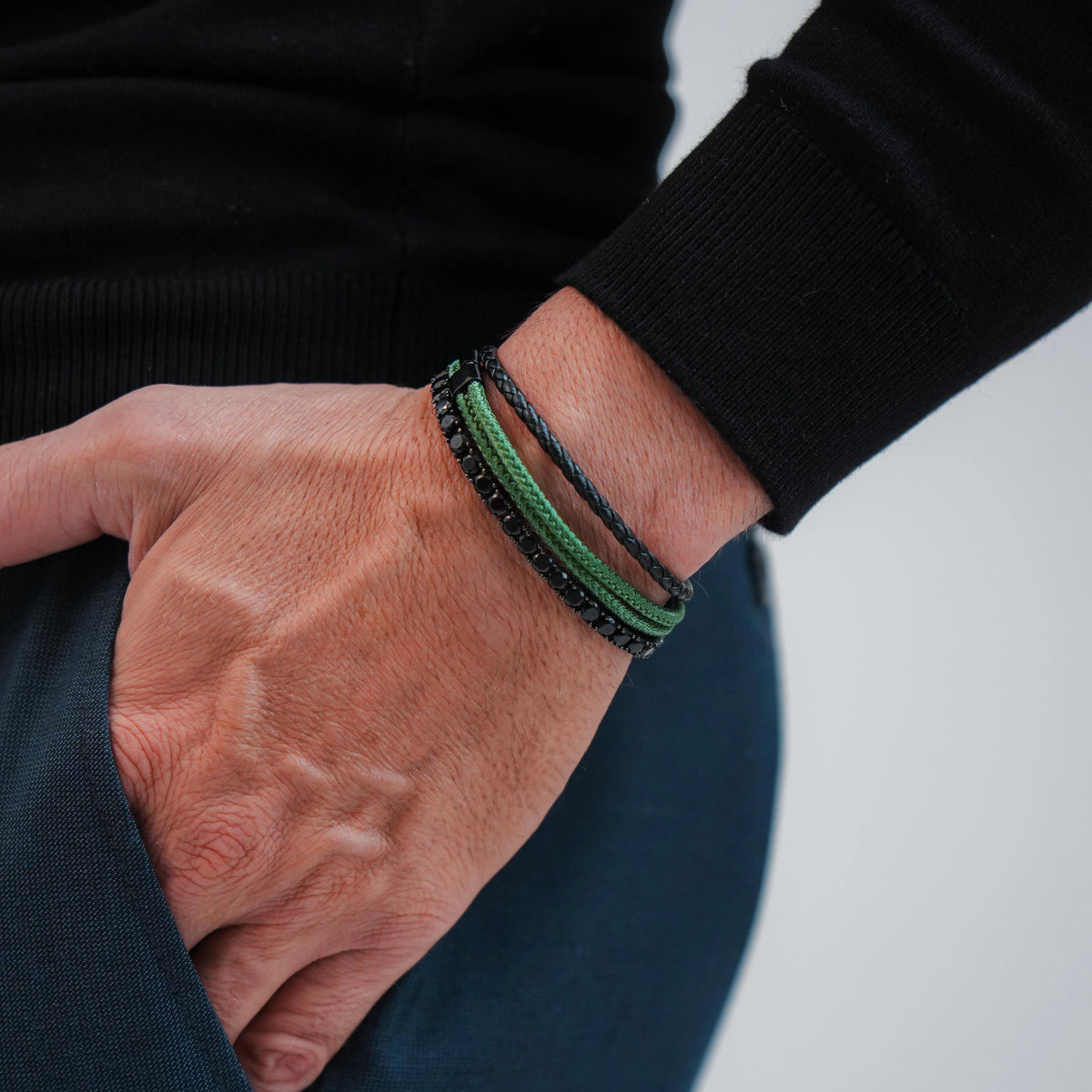 Pulseira Porto verde no pulso com roupa preta
