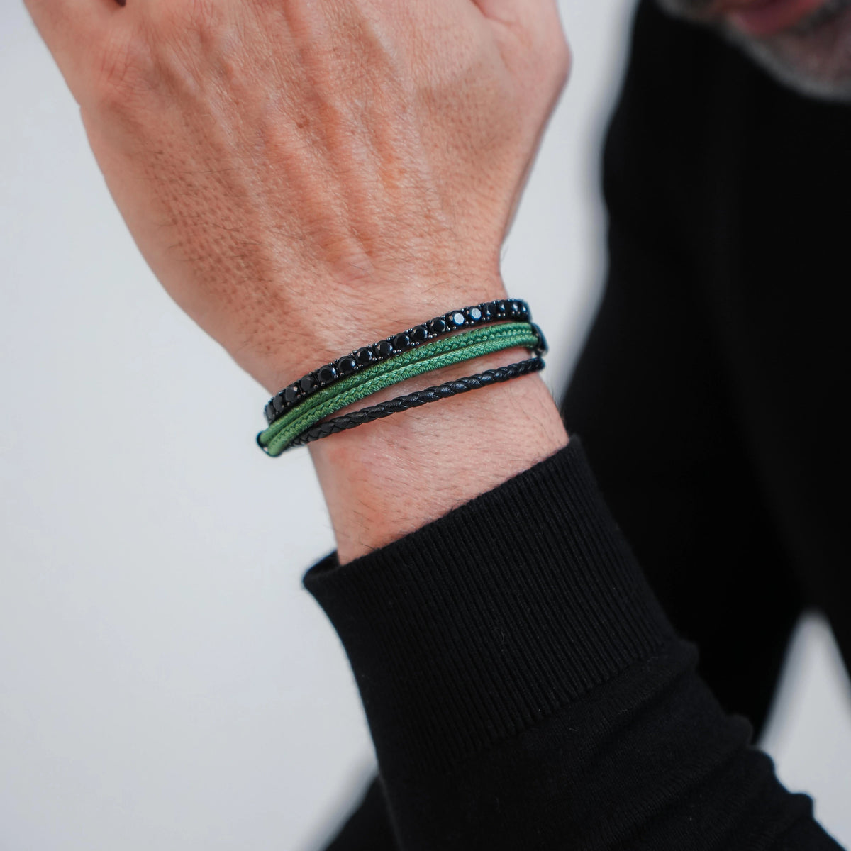 Pulseira Porto verde no pulso combinada com pulseiras pretas