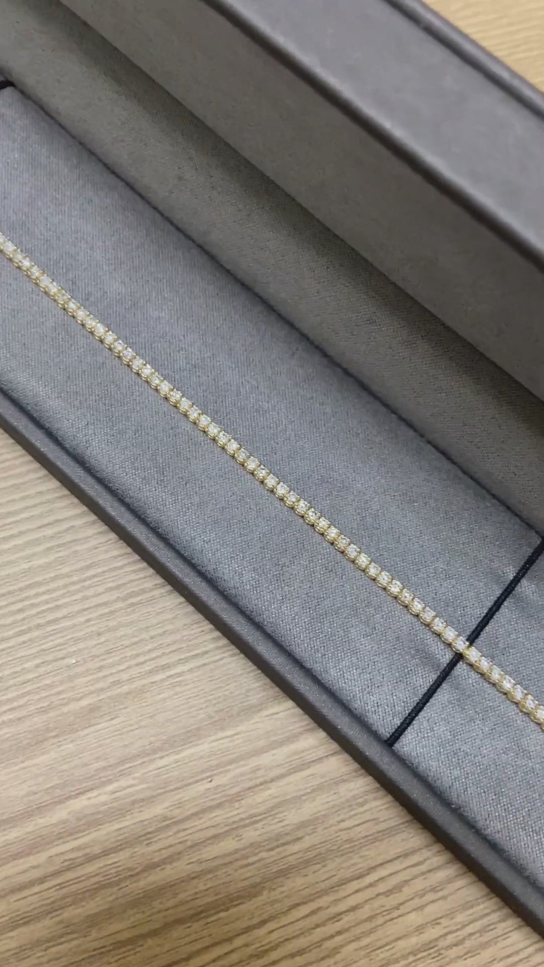 Vídeo da Pulseira Riviera Sunrise dourada com zircônias brancas na caixa