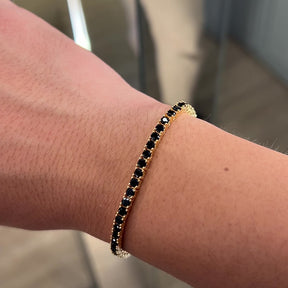 Vídeo da Pulseira Riviera Noi Golden dourada com zircônias negras no pulso